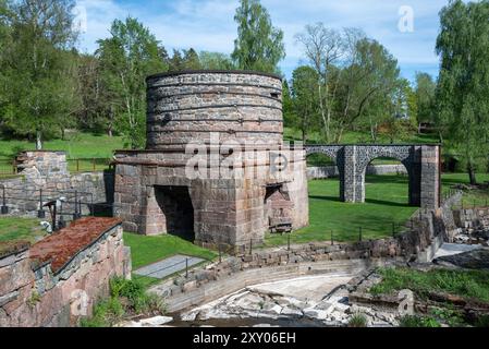 Ruines d'un ancien haut fourneau qui produisait du fer au XVIIe siècle. Photo de Borgvik Vaermland, Suède. Banque D'Images