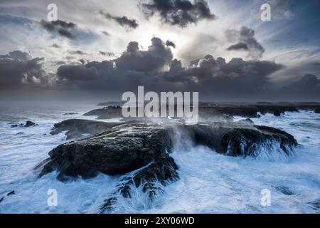 Tempête Ciaran au-dessus de l’île belle-Ile au large des côtes de Bretagne (nord-ouest de la France), le 2 novembre 2023. Banque D'Images