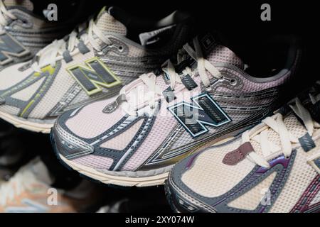 Hong kong - 13 août 2024 : N logo sur les chaussures New Balance papa. Banque D'Images