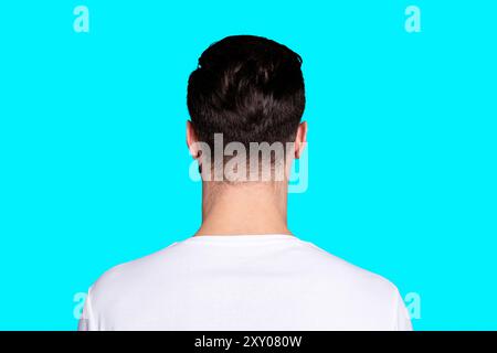 Arrière vue latérale arrière photo de charmant homme décontracté porter blanc tenue à la mode t-shirt pensive contemplez un fond gris isolé Banque D'Images