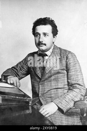 Albert Einstein à l'Office suisse des brevets à Berne. Circa 1904-1905. Environ 26 ans. Photographié par Lucien Chavan, un ami d'Einstein quand il vivait à Berne. Banque D'Images