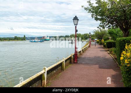 Un sentier en bord de mer le long de la Seine dans le village pittoresque de la Bouille, Normandie, France Banque D'Images