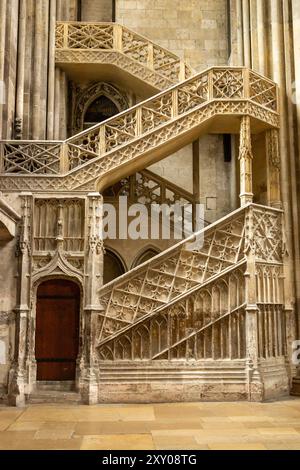 Cathédrale Notre-Dame de Rouen. Escaliers de libraires dans le transept nord croix. Normandie, France Banque D'Images