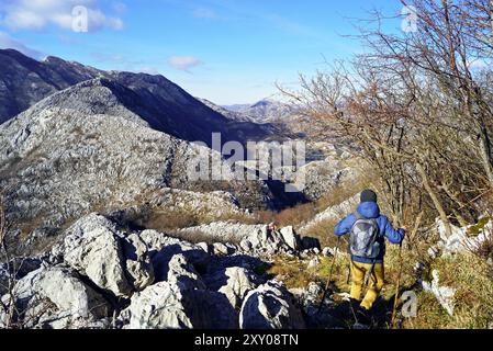 Un touriste marchant le long d'un sentier balisé dans les environs d'Orahovac, Monténégro. Sentier de randonnée Orijen-Lovcen-Rumija Banque D'Images