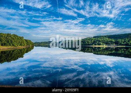 Lumière tôt le matin à travers Anglezarke Reservoir Lancashire Angleterre UK United Utilities Banque D'Images