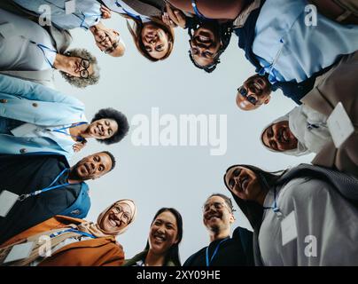 Équipe diversifiée du personnel de l'entreprise souriante et serrée, montrant le travail d'équipe et l'unité. Collègues d'affaires connectés et heureux. Banque D'Images