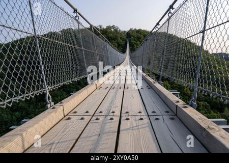 Debout sur le pont suspendu de Geierlay, regardant au-dessus de l'étendue du pont situé en Allemagne Banque D'Images