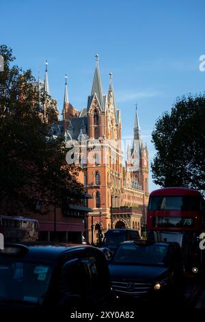 Londres St Pancras, St Pancras International, gare ferroviaire, vue depuis Euston Road, Londres, Royaume-Uni Banque D'Images
