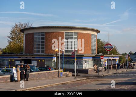 Station de métro Arnos Grove London, Londres, Royaume-Uni Banque D'Images