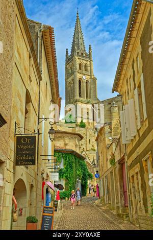 Petite rue à Saint-Émilion, commune du département de la Gironde en Nouvelle-Aquitaine. Banque D'Images