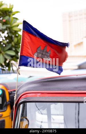 Drapeau national du Cambodge, devant le marché central, Phnom Penh, Cambodge. Banque D'Images