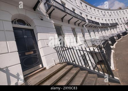 Angleterre, Gloucestershire, Cheltenham, le Royal Crescent terrasse de 18 maisons construite entre 1806-10 comme logements à la mode pour les visiteurs du Spa, le duc de Gloucester vivait au n ° 18 quand il a été visité par la princesse Victoria en 1830. Banque D'Images