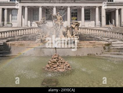 Angleterre, Gloucestershire, Cheltenham, la Promenade, fontaine de Neptune datant de 1893 et censée être calquée sur la fontaine de Trevi à Rome. Banque D'Images