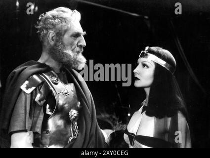 C. AUBREY SMITH dans le rôle d'Enobarbus et CLAUDETTE COLBERT dans CLEOPATRA 1934 le réalisateur CECIL B. DeMille les costumes de Miss Colbert Travis Banton Paramount Pictures Banque D'Images