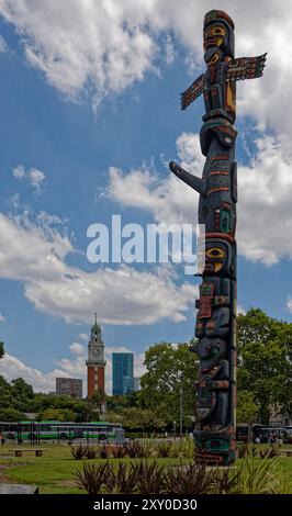 Buenos Aires, Argentine. 21 décembre 2023. Un totem sculpté qui a été donné par le gouvernement canadien se dresse au centre de la Plaza Canada Banque D'Images