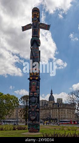 Buenos Aires, Argentine. 21 décembre 2023. Un totem sculpté qui a été donné par le gouvernement canadien se dresse au centre de la Plaza Canada Banque D'Images