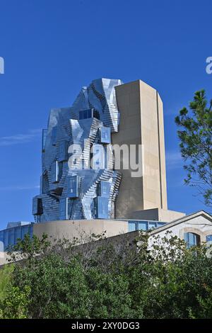 Arles, parc des ateliers (sud-est de la France). Le centre des arts LUMA Arles avec la tour conçue par l'architecte Frank Gehry. Utilisation éditoriale onl Banque D'Images