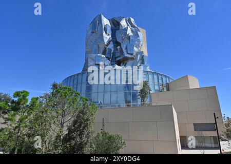 Arles, parc des ateliers (sud-est de la France). Le centre des arts LUMA Arles avec la tour conçue par l'architecte Frank Gehry. Utilisation éditoriale onl Banque D'Images