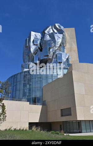 Arles, parc des ateliers (sud-est de la France). Le centre des arts LUMA Arles avec la tour conçue par l'architecte Frank Gehry. Utilisation éditoriale onl Banque D'Images