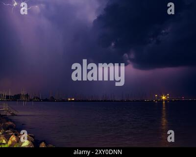 Tempête au-dessus du port du lac Balaton Banque D'Images