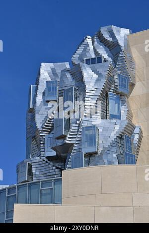 Arles, parc des ateliers (sud-est de la France). Le centre des arts LUMA Arles avec la tour conçue par l'architecte Frank Gehry. Utilisation éditoriale onl Banque D'Images