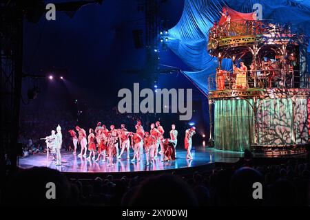 Canada, Québec, Montréal : performance sous le grand sommet du Cirque du soleil » (Cirque du Soleil) dans le Vieux-Port (2022/08/06). Banque D'Images