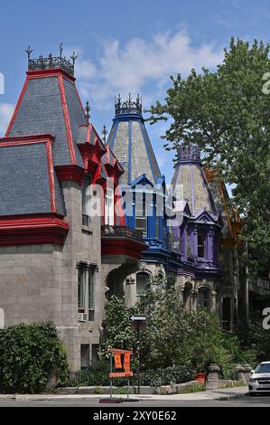 Canada, Québec, Montréal : maisons traditionnelles en pierre aux toits colorés sur la place Saint-Louis, dans l'arrondissement du plateau-Mont-Royal Banque D'Images