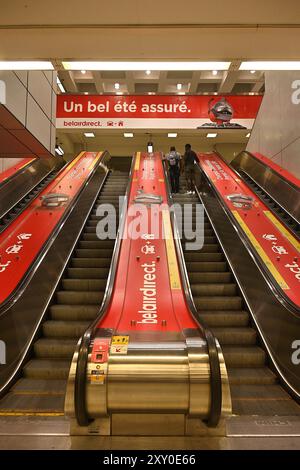 Canada, Québec, Montréal : escalator dans une station de métro décoré aux couleurs de la compagnie d’assurance BelAirDirect, avec le slogan un bel ete assure Banque D'Images