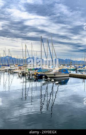 Port Lausanne-Ouchy avec beaucoup de yachts de toutes tailles. À l'horizon au loin se trouve Évian-les-bains sur le côté français opposé du lac Léman. Banque D'Images