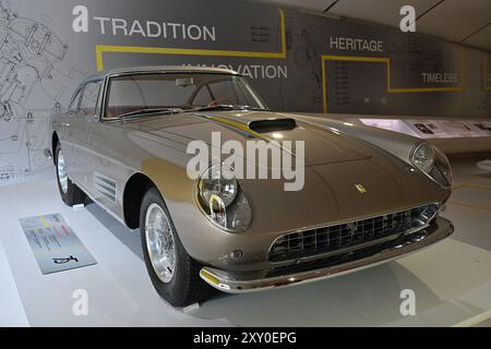 Italie, Modène : le Museo Casa Enzo Ferrari, un musée consacré à la vie et à l'œuvre d'Enzo Ferrari. Ferrari 410 sa (1956) Banque D'Images