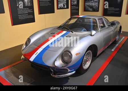 Italie, Maranello : le Museo Casa Enzo Ferrari, un musée consacré à la vie et à l'œuvre d'Enzo Ferrari. Ferrari 250 LM, (LM pour le Mans) Grand Touring v Banque D'Images