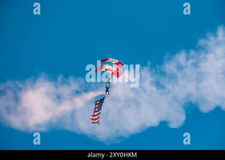 Parachutiste canadien avec drapeau canadien et américain. Abbotsford, Canada BC, Abbotsford Airshow 2023. Le salon aéronautique international du Canada en Amérique du Nord Banque D'Images