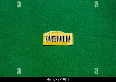 Aperçu message écrit sur un morceau de papier jaune déchiré déchiré avec fond vert. Symbole de présentation conceptuelle. Copier l'espace. Banque D'Images