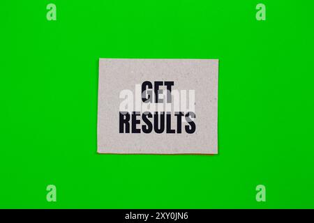 Obtenez un message de résultats écrit sur un morceau de papier avec un fond vert. Symbole GET resultats conceptuel. Copier l'espace. Banque D'Images