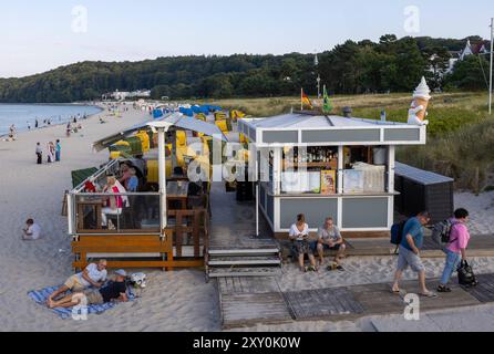 Sommer auf Ruegen Urlauber nutzen das spaetsommerliche Wetter zum Besuch in der Strandbar und am Strand in Binz Landkreis Vorpommern-Ruegen. Die Insel Ruegen ist eine der Beliebtesten Urlaubsregionen an der Ostseekueste. Binz Mecklenburg-Vorpommern Deutschland *** été sur Ruegen les vacanciers profitent du temps de la fin de l'été pour visiter le bar de plage et la plage de Binz Vorpommern Ruegen L'île de Ruegen est l'une des régions de vacances les plus populaires sur la côte Baltique de Binz Mecklenburg-Vorpommern Allemagne Banque D'Images