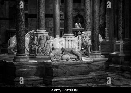 Sienne, Italie - 14 juillet 2024 : intérieur du Duomo di Siena (Santa Maria Assunta), capture en noir et blanc de riches colonnes et statues de marbre Banque D'Images