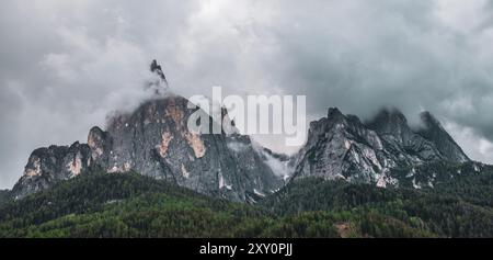 Vue panoramique du mont Sciliar sur la Seiser Alm dans les Dolomites au Tyrol du Sud, Italie. Banque D'Images