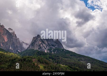 Vue panoramique du mont Sciliar sur la Seiser Alm dans les Dolomites au Tyrol du Sud, Italie. Banque D'Images