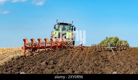Tracteur avec charrue réversible à 7 lames et packer dans le champ, après la récolte des céréales - 2139 Banque D'Images