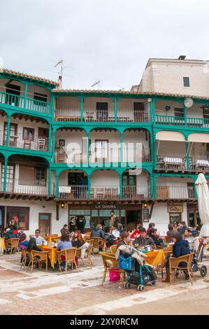 Les gens assis sur les terrasses de la place principale. Chinchon, province de Madrid, Espagne. Banque D'Images