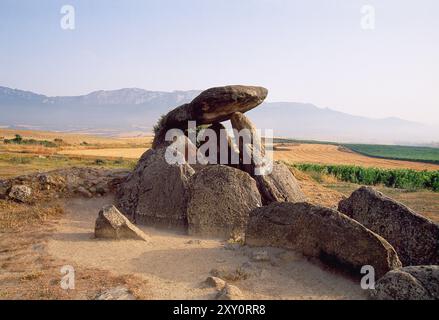 Dolmen de la Hechicera Chabola. Elvillar, Alava province, Pays Basque, Espagne. Banque D'Images