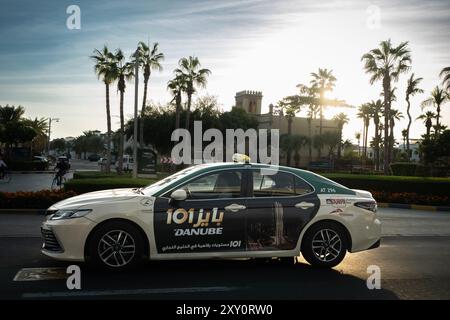Voiture de taxi Toyota conduisant sur une route urbaine de Dubaï. Taxi de la ville. Taxi de la ville de Dubaï dans les rues de la ville. Dubaï Taxi voiture Toyota dans la rue de la ville-Jan 28 202 Banque D'Images