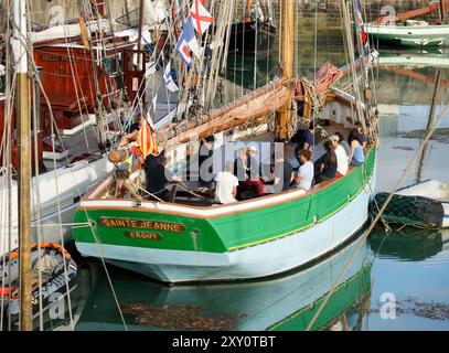 Sainte Jeanne : réplique d'un sloop côtier (1912), port d'attache : Erquy (Côtes d'Armor, Bretagne, France). Dans le port de Granville (Normandie, France). Banque D'Images