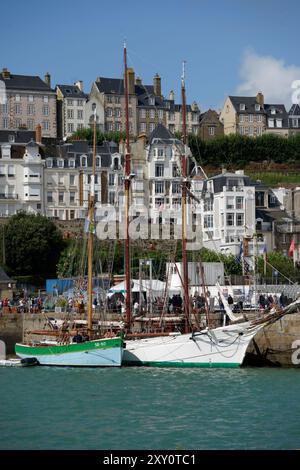 Sainte Jeanne (sloop côtier,1912), belle Poule (goélette islandaise). Port de Granville (Manche, Normandie, France). Banque D'Images