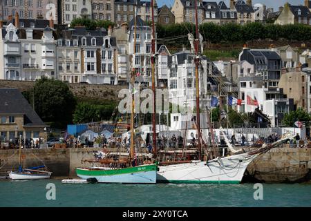 Sainte Jeanne (sloop côtier,1912), belle Poule (goélette islandaise). Port de Granville (Manche, Normandie, France). Banque D'Images