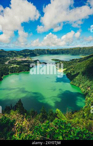 Image époustouflante capturant les verts vifs et les eaux tranquilles d'un lac des Açores, mettant en valeur la beauté idyllique de cet archip luxuriant et volcanique Banque D'Images