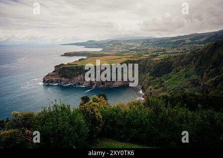 Une vue imprenable sur les Açores, présentant une végétation luxuriante, des falaises accidentées et le vaste océan cette image capture la beauté sereine et le terrain spectaculaire Banque D'Images