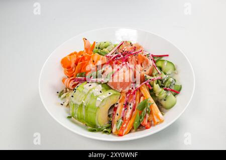 Recette de Poke Bowl au saumon frais de style hawaïen sur fond blanc. L'art de la cuisine japonaise. Banque D'Images