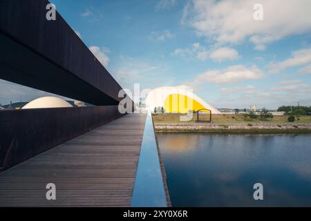 Vue au Centro Niemeyer, Aviles, avec des designs modernes saisissants dans un ciel pittoresque. Banque D'Images