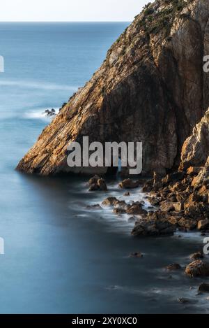 Superbe photo qui capture les falaises abruptes de la Costa Quebrada en Cantabrie la mer sereine contraste fortement avec le paysage rocheux spectaculaire Banque D'Images